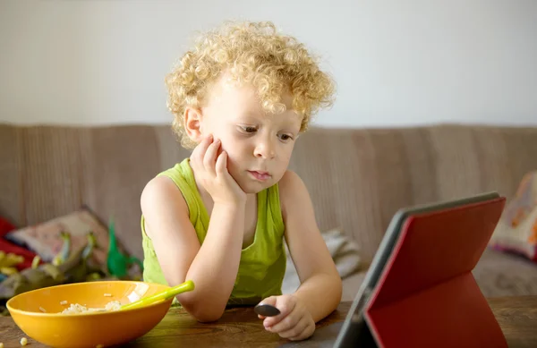 Un petit enfant regardant une tablette numérique — Photo