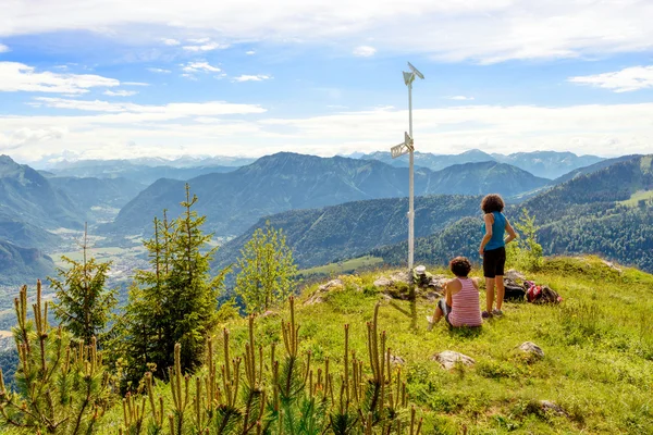 Deux randonneuses femmes marchant dans les montagnes — Photo