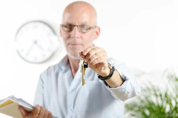 En fastighetsmäklare ger nycklarna till huset — Stockfoto