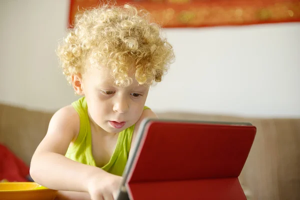 Un petit enfant jouant avec une tablette — Photo