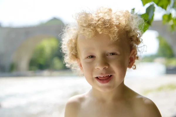 Suda oynayan genç bir sarışın çocuk portresi — Stok fotoğraf