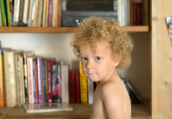 Portret van een jonge blonde jongen — Stockfoto