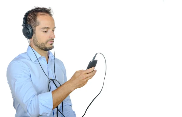 Jonge man luisteren naar muziek met zijn telefoon — Stockfoto