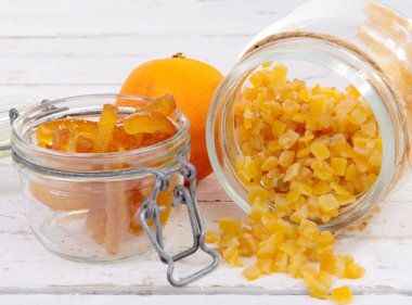 şekerlenmiş portakal parçalar halinde kesilmiş