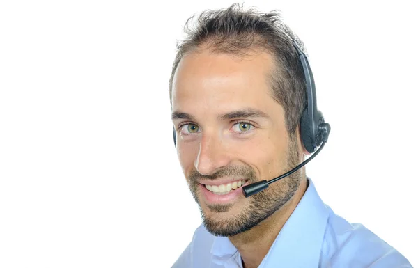 Bonito operador de atendimento ao cliente usando um fone de ouvido — Fotografia de Stock