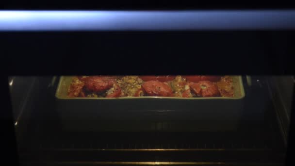 Cuisson de tomates farcies — Video