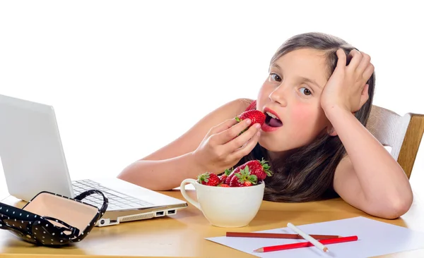 Een mooi klein meisje eet aardbeien — Stockfoto