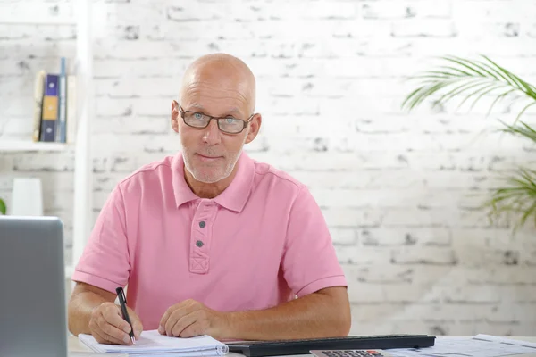 Een zakenman werkt in zijn kantoor — Stockfoto