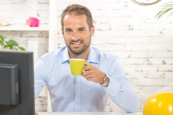 Um jovem homem de negócios bebendo uma xícara de café — Fotografia de Stock
