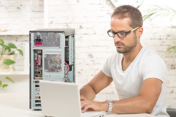 Young engineer repaired a computer — Stock Photo, Image