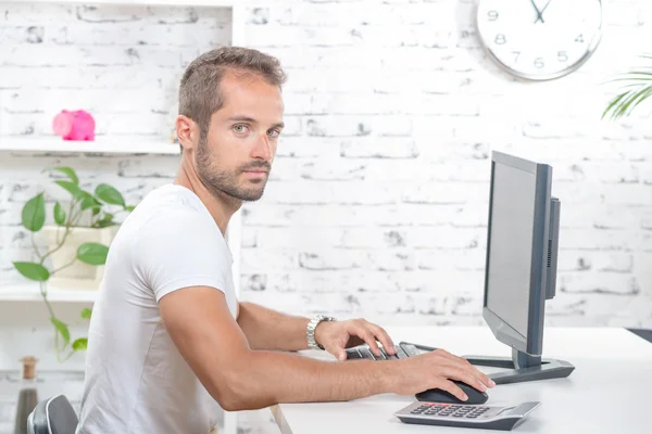 Giovane dirigente che lavora con il suo computer — Foto Stock