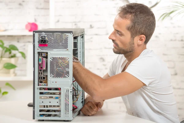 Mladý inženýr opravit počítač — Stock fotografie