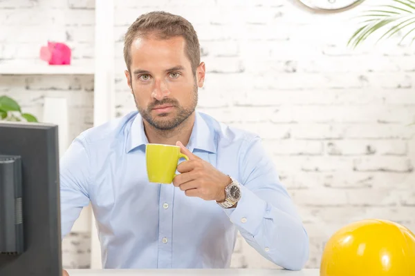 En ung affärsman dricka en kopp kaffe — Stockfoto