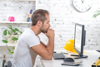 Genç Yönetici onun bilgisayar ile çalışma  