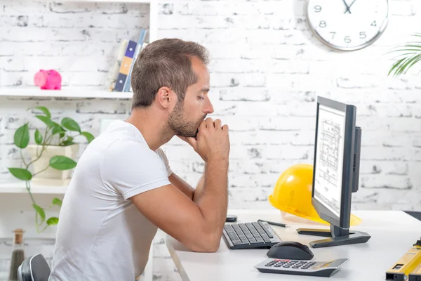 Young executive working with his computer — Stock Photo, Image