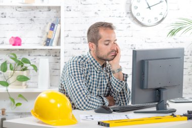 genç bir mühendis onun bilgisayar dalgın