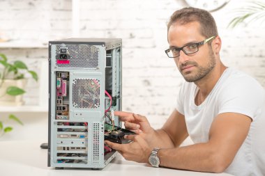 genç bir mühendis bir bilgisayar tamir