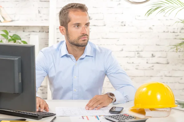 Giovane ingegnere che lavora al suo computer — Foto Stock