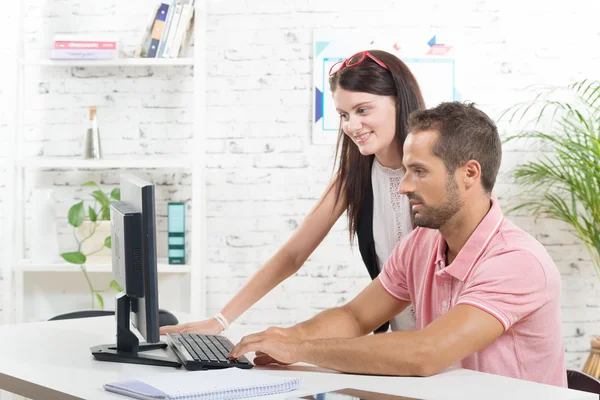 A young executive man and his secretary — Stock Photo, Image