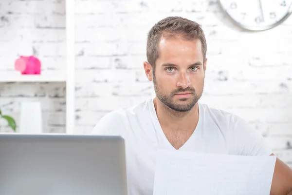 Een jonge man leest een plan — Stockfoto