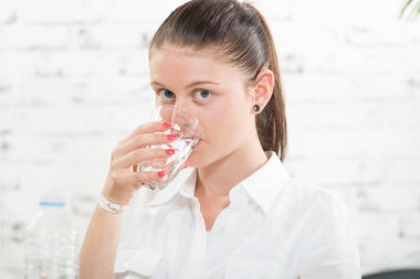 bir bardak su içme genç bir kadın