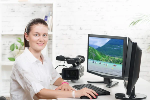 Bastante joven mujer editor de vídeo — Foto de Stock