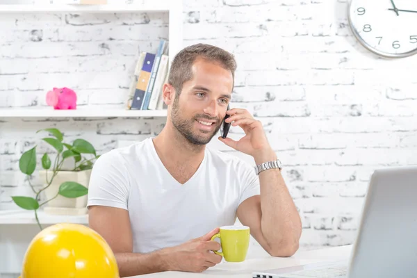 Un jeune homme d'affaires qui boit une tasse de café — Photo