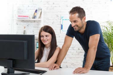 genç bir çift adam ve onun sekreteri