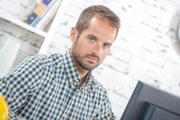 Jonge man in zijn kantoor — Stockfoto