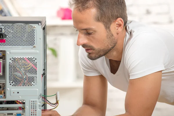 Ung ingenjör repareras en dator — Stockfoto
