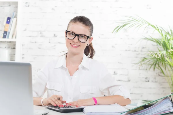 Studie van een jonge vrouw met een bril — Stockfoto