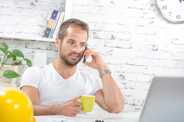 Un giovane uomo d'affari che beve una tazza di caffè — Foto Stock