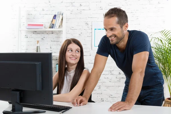 Een jonge uitvoerende man en zijn secretaresse — Stockfoto