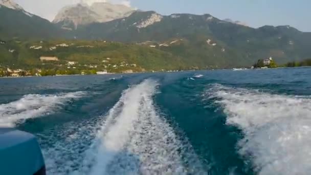 Vagues derrière un bateau à moteur — Video