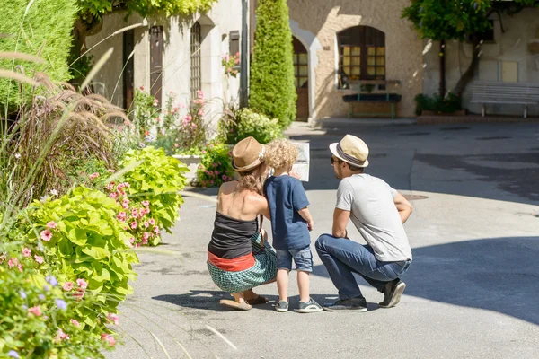 Una pareja con un niño de vacaciones — Foto de Stock