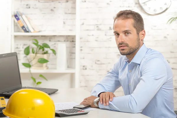 Junger Ingenieur in seinem Büro — Stockfoto