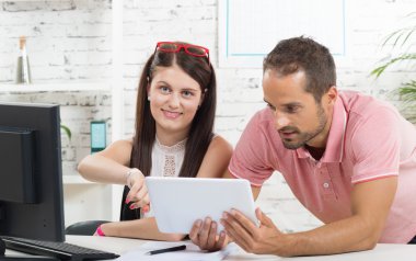 Bir tablet vasıl arıyorsunuz iki genç öğrenciler