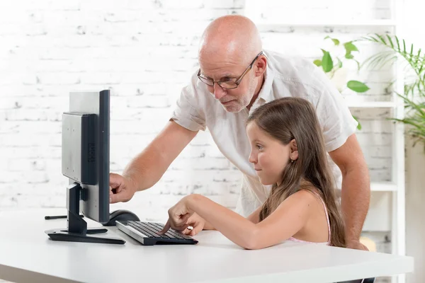 Profesor a dítě s počítačem — Stock fotografie