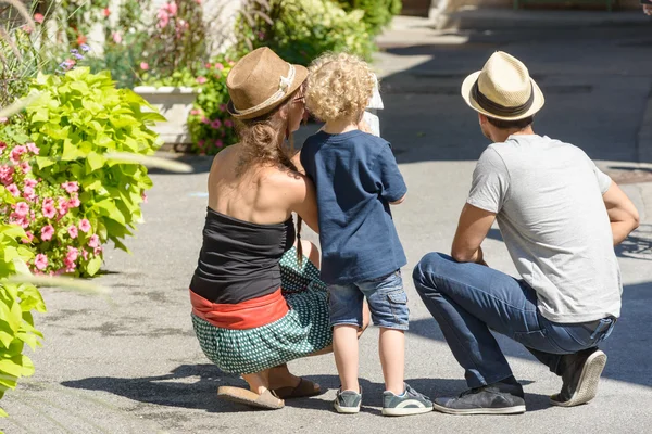 A couple, on vacation, look at a map, on the raod — Stock Photo, Image