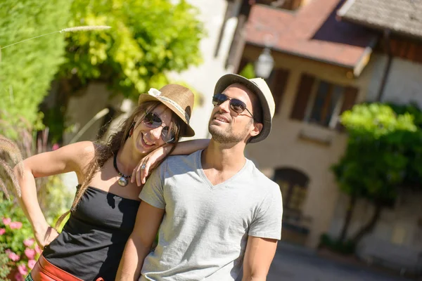 Jovem casal com chapéus e óculos de sol em férias — Fotografia de Stock