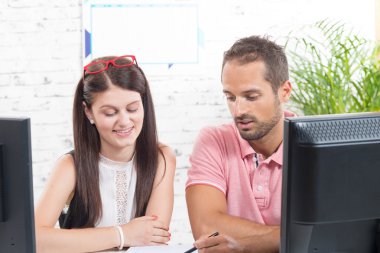 iki iş arkadaşı onların ofis