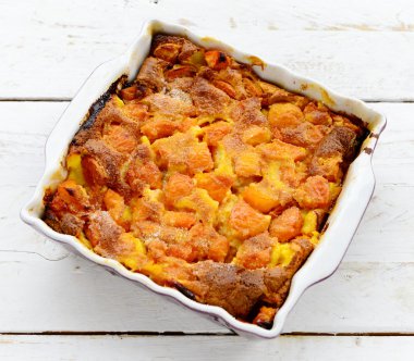 eski beyaz masanın üzerine kayısı ile Clafoutis