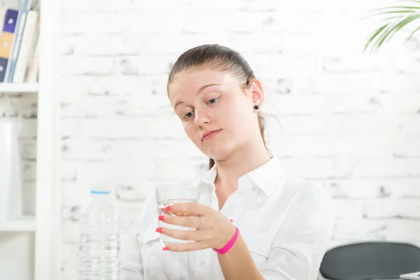 Młoda kobieta wypija szklankę wody — Zdjęcie stockowe
