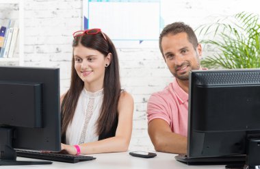 iki iş arkadaşı onların ofis