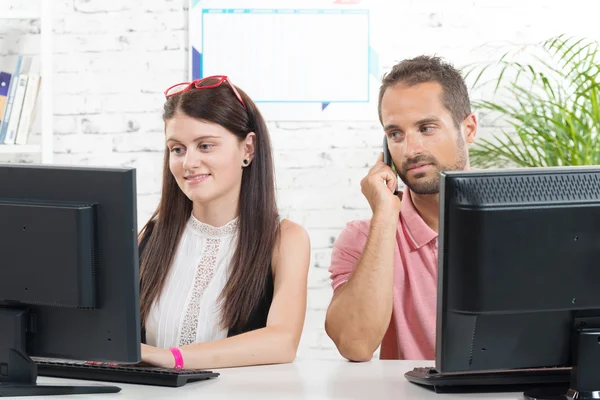 Çift iş ofiste, adam telefonda