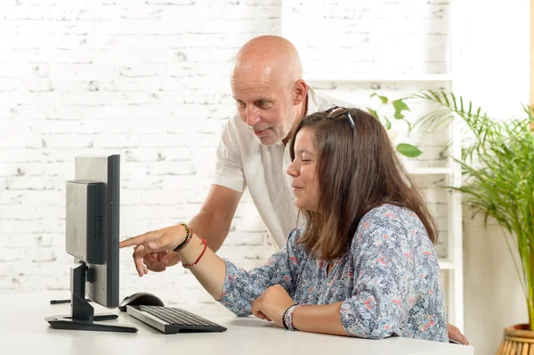 A teenage girl and her father with a computer — Stock Photo, Image