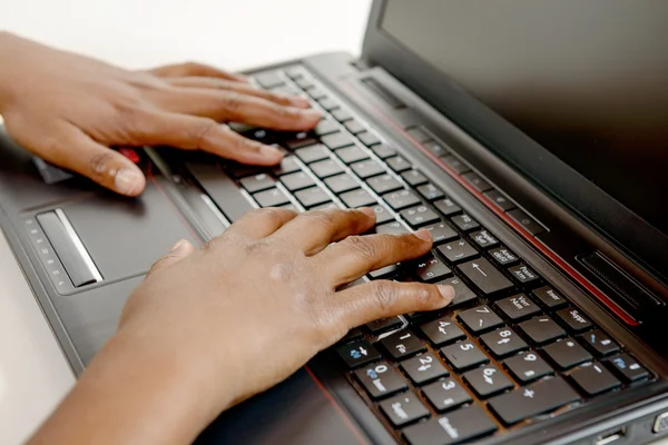 Mãos close-up de uma mulher negra em um teclado — Fotografia de Stock