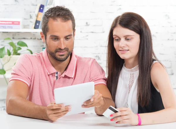 A young couple buying on internet with credit card — Stock Photo, Image