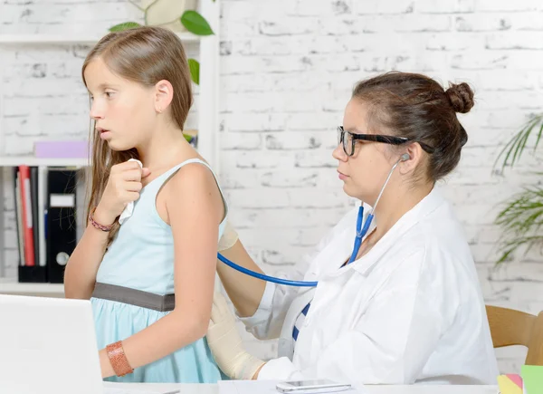 Un jeune médecin examine une petite fille — Photo