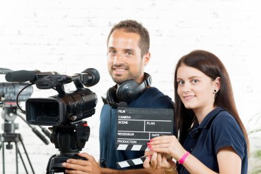 bir genç adam ve genç bir kadın ile bir film fotoğraf makinesi